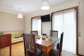 Traditional Apartment, 2 Bedrooms, Non Smoking | Living area | 16-inch TV with cable channels - Espinho Retreat with Balcony (Espinho)