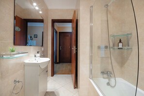 Traditional Apartment, 2 Bedrooms, Non Smoking | Bathroom