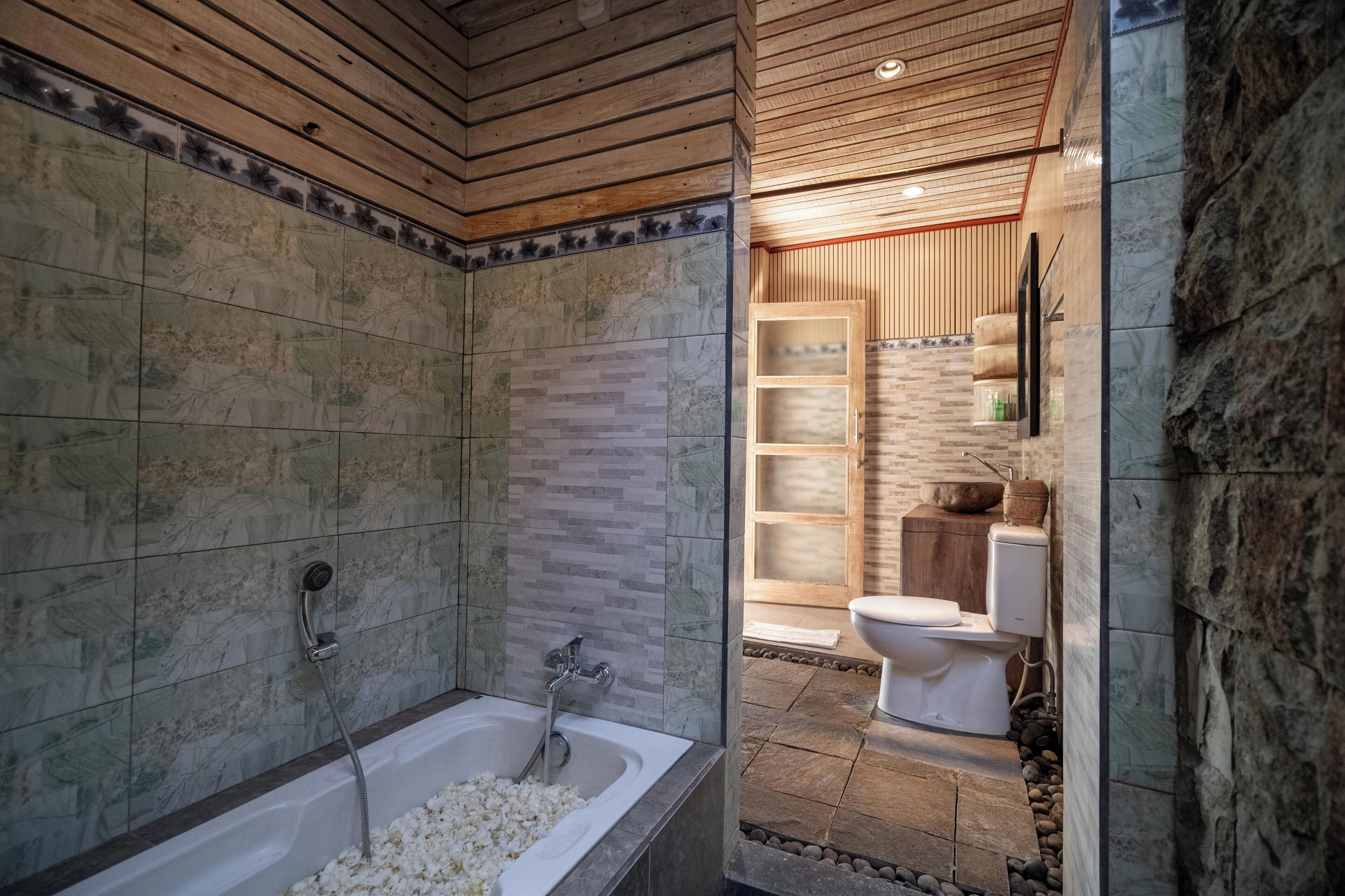 Habitación doble Deluxe | Baño | Regadera, pantuflas, toallas, jabón 