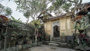 A traditional building with a sign reading "Lima Cangling Villas". - Uma Caming Villa Ubud (Payangan)