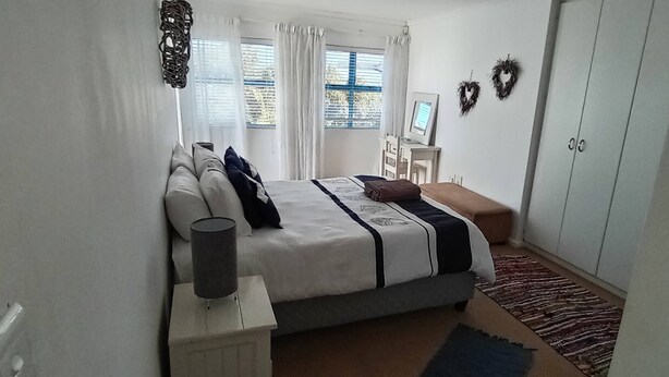 4 bedrooms, iron/ironing board, internet, bed sheets