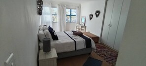 4 bedrooms, iron/ironing board, internet, bed sheets - Relax in Style at La Kruger Blue, Langebaan's Premier Holiday Home (Langebaan)