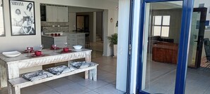 Outdoor dining - Relax in Style at Ndigo Blue, Langebaan's Coziest Holiday Home (Langebaan)