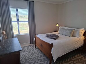 4 slaapkamers, een strijkplank/strijkijzer, internet, beddengoed