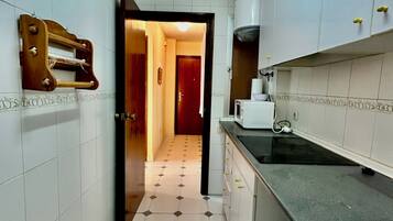 Refrigerador, microondas, parrilla de estufa y cafetera y tetera