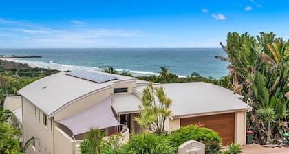 Sunrise on Shelly - Beautiful spacious pet friendly home next to the ocean with amazing views