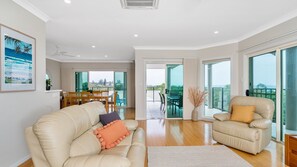 TV - Sunrise on Shelly - Beautiful spacious pet friendly home next to the ocean with amazing views (East Ballina)