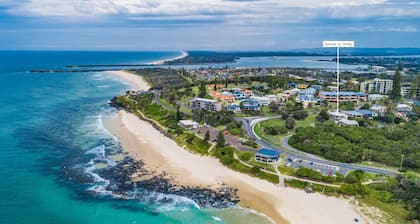 Sunrise on Shelly - Beautiful spacious pet friendly home next to the ocean with amazing views