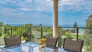 Outdoor dining - Sunrise on Shelly - Beautiful spacious pet friendly home next to the ocean with amazing views (East Ballina)