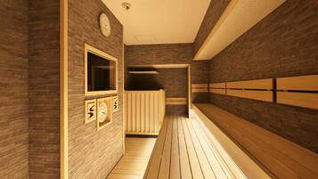 Una sala de sauna con bancos de madera y pared de madera.