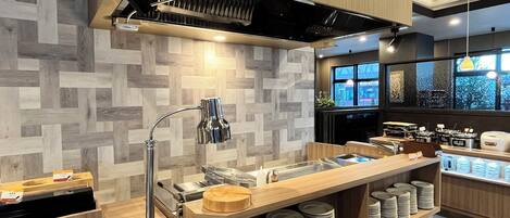 Una cocina moderna con protector contra salpicaduras de madera, electrodomésticos de acero inoxidable y zona de fregadero empotrada.
