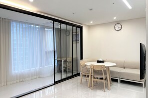 STAY-G A PLUS (DOUBLE BED) | Living area | 65-inch TV with cable channels, Netflix, heated floors - Zizel Suite Room Seocho (Seoul)