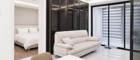 STAY-G B (1 DOUBLE, 1 SINGLE BED) | In-room dining