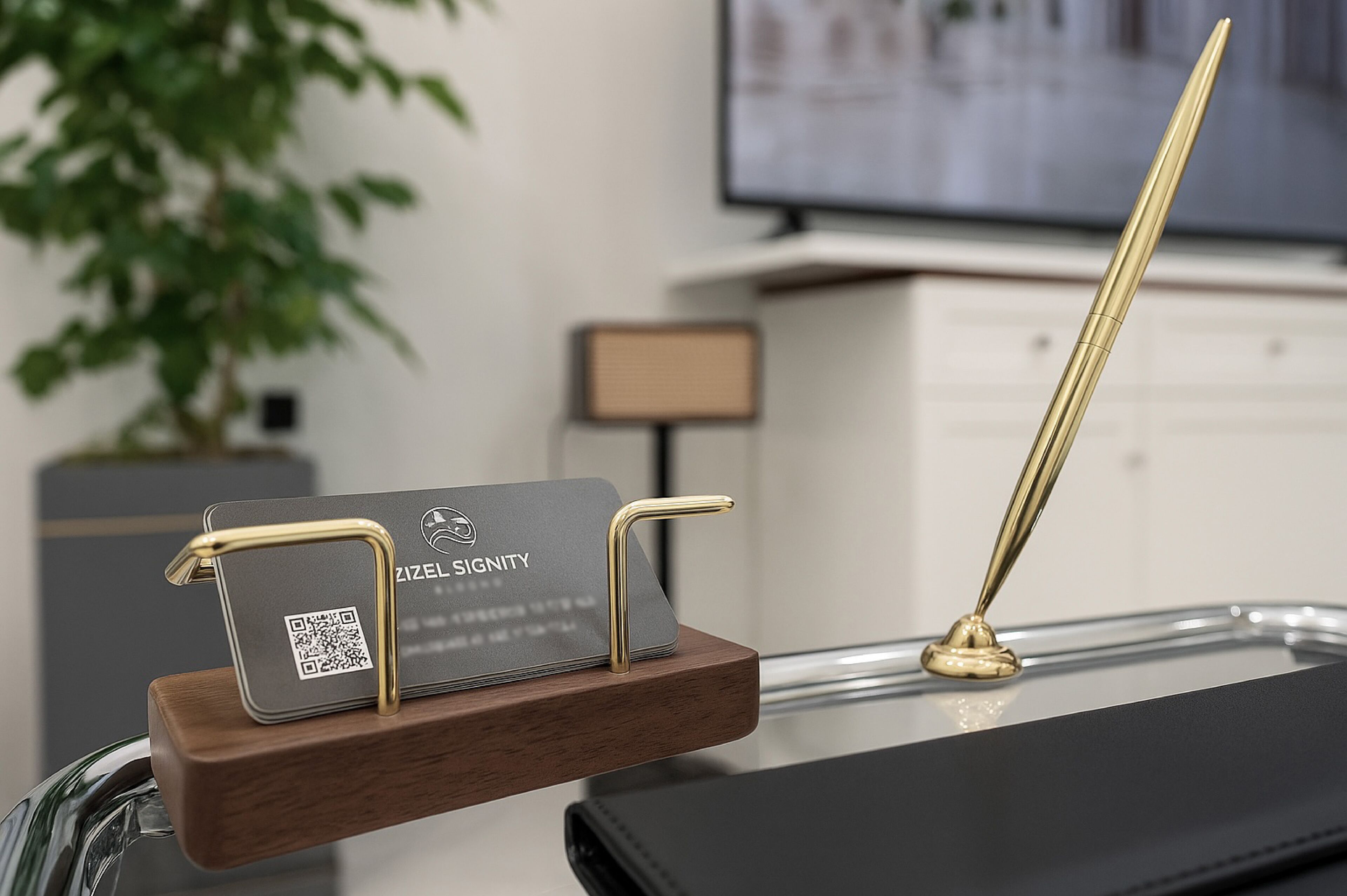 Ein Visitenkartenhalter mit QR-Code und Stift auf einem Holzständer.