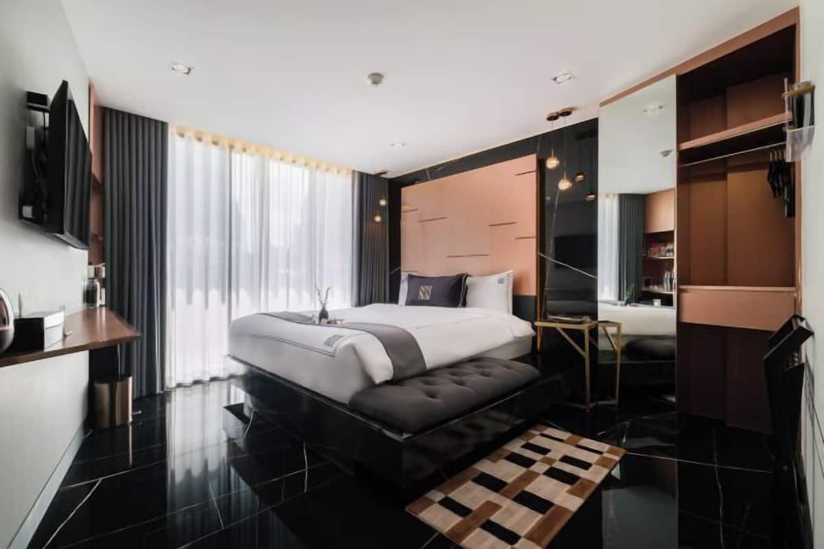Premium bedding, pillow-top beds, minibar, in-room safe