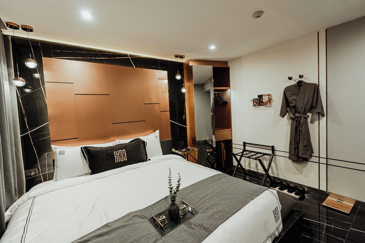 Executive Balcony with Smart iPad | Luxe beddengoed, pillowtop-bedden, een minibar, een kluis op de kamer