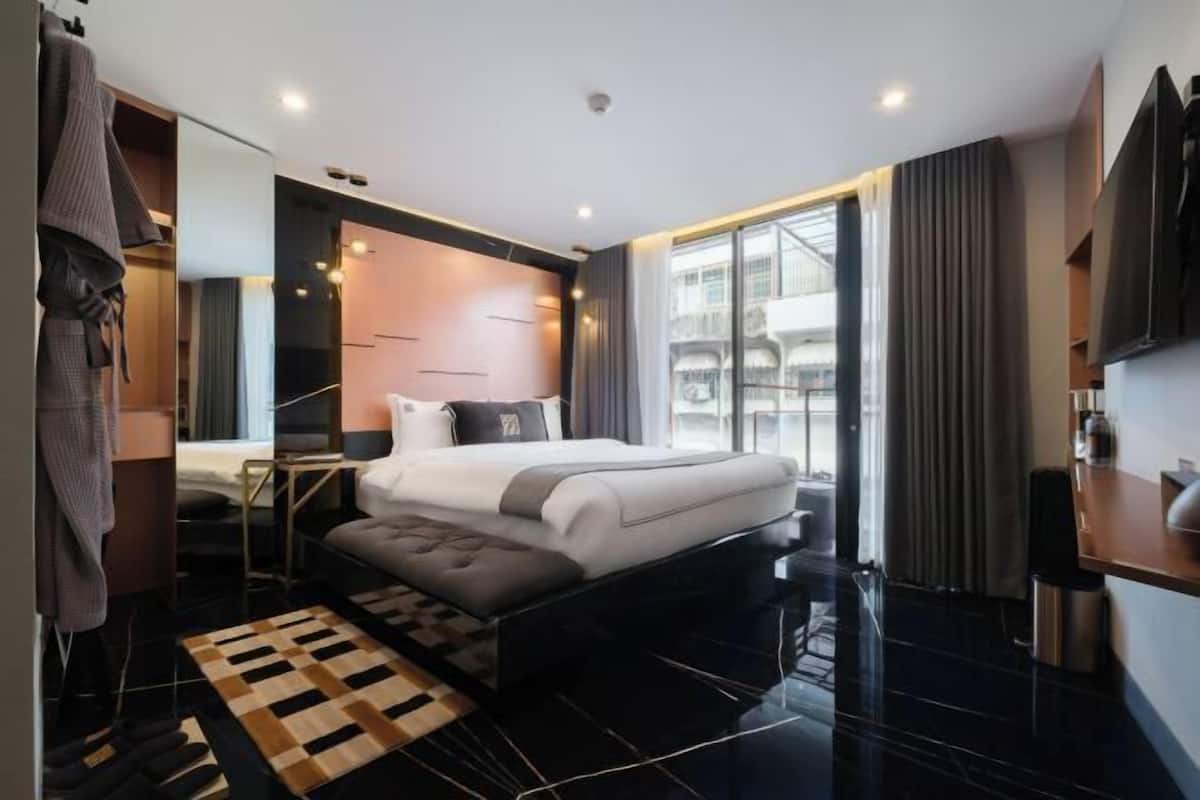 Premium bedding, pillow-top beds, minibar, in-room safe