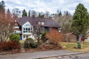 A residential house with a large front porch, a garage, and a small shed. - Apartment 'Aretz' with Mountain View, Private Terrace and Wi-Fi (Feldberg (Schwarzwald))
