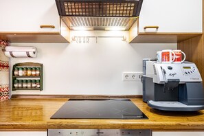 Frigorifero, forno, piano cottura, macchina per tè/caffè