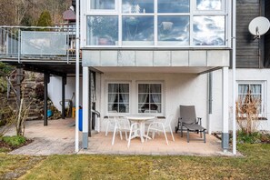 A two-story house with a covered patio, a balcony, and a satellite dish. - Apartment 'Aretz' with Mountain View, Private Terrace and Wi-Fi (Feldberg (Schwarzwald))