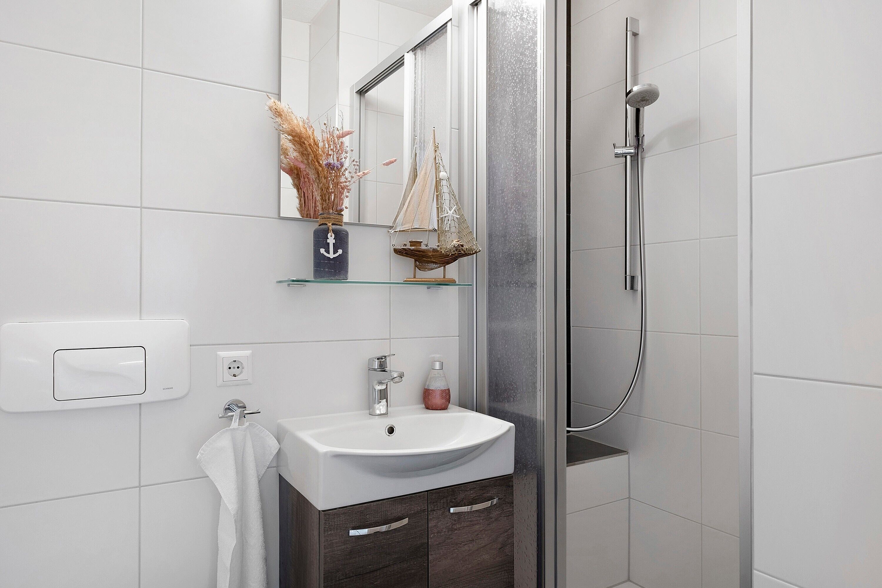 Shower, hair dryer, towels