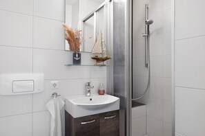 Chuveiro, secador de cabelo, toalhas de banho 