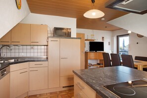 Frigorifero, microonde, forno, piano cottura
