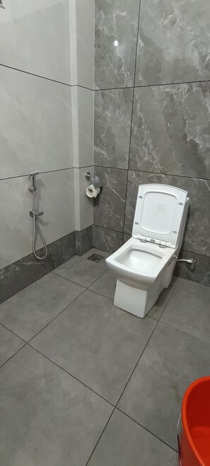 Dusche, Bidet, Handtücher, Seife