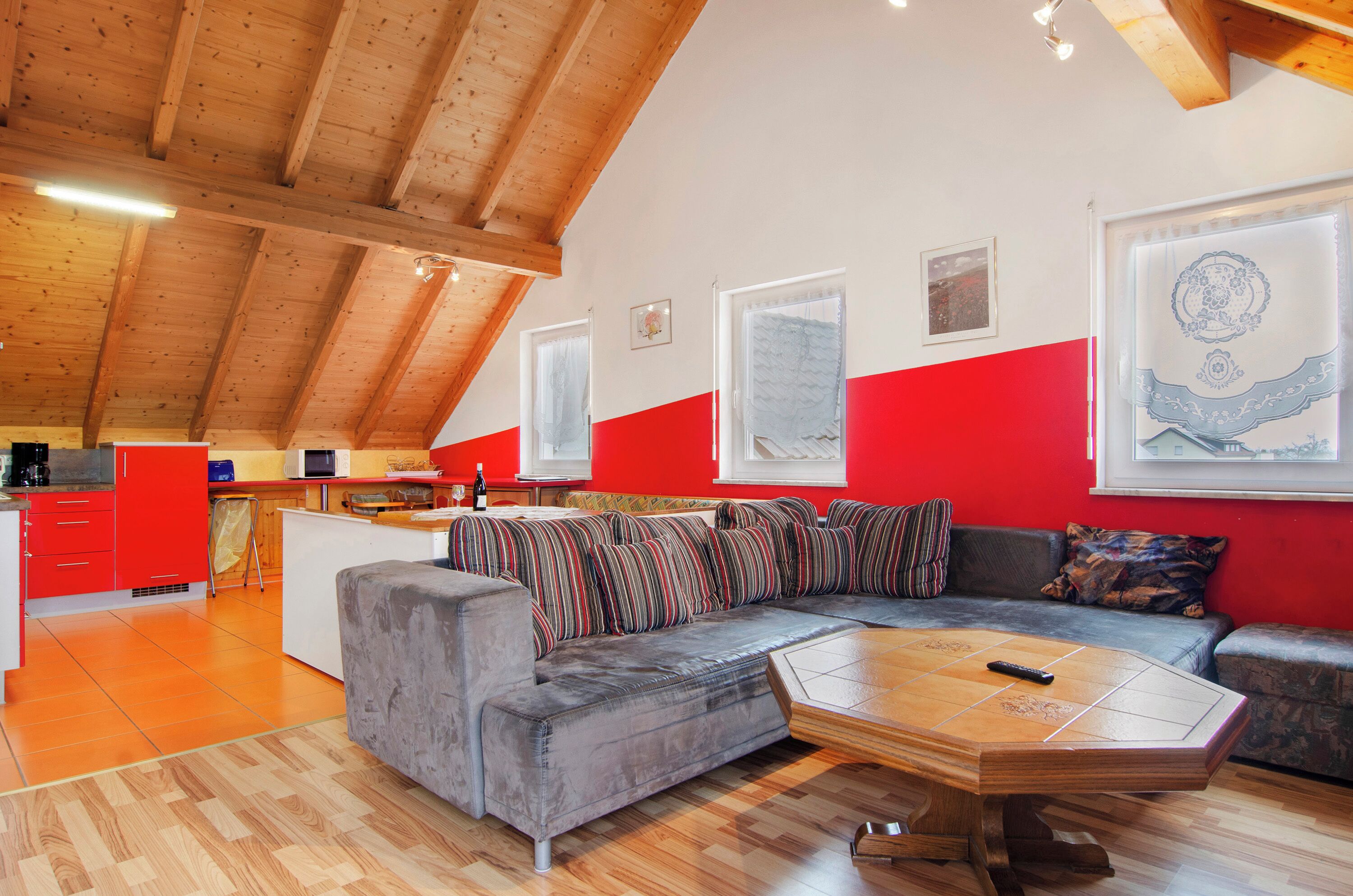 Een televisie en een stereo