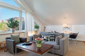 Een televisie en een tafeltennistafel