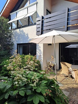Terrace/patio - Apartment '1-Zimmer-Fewo, 45 Qm' with Shared Garden, Balcony and Wi-Fi (Immenstaad am Bodensee)