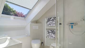 Dusche, Haartrockner, Handtücher