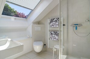 Douche, sèche-cheveux, serviettes fournies
