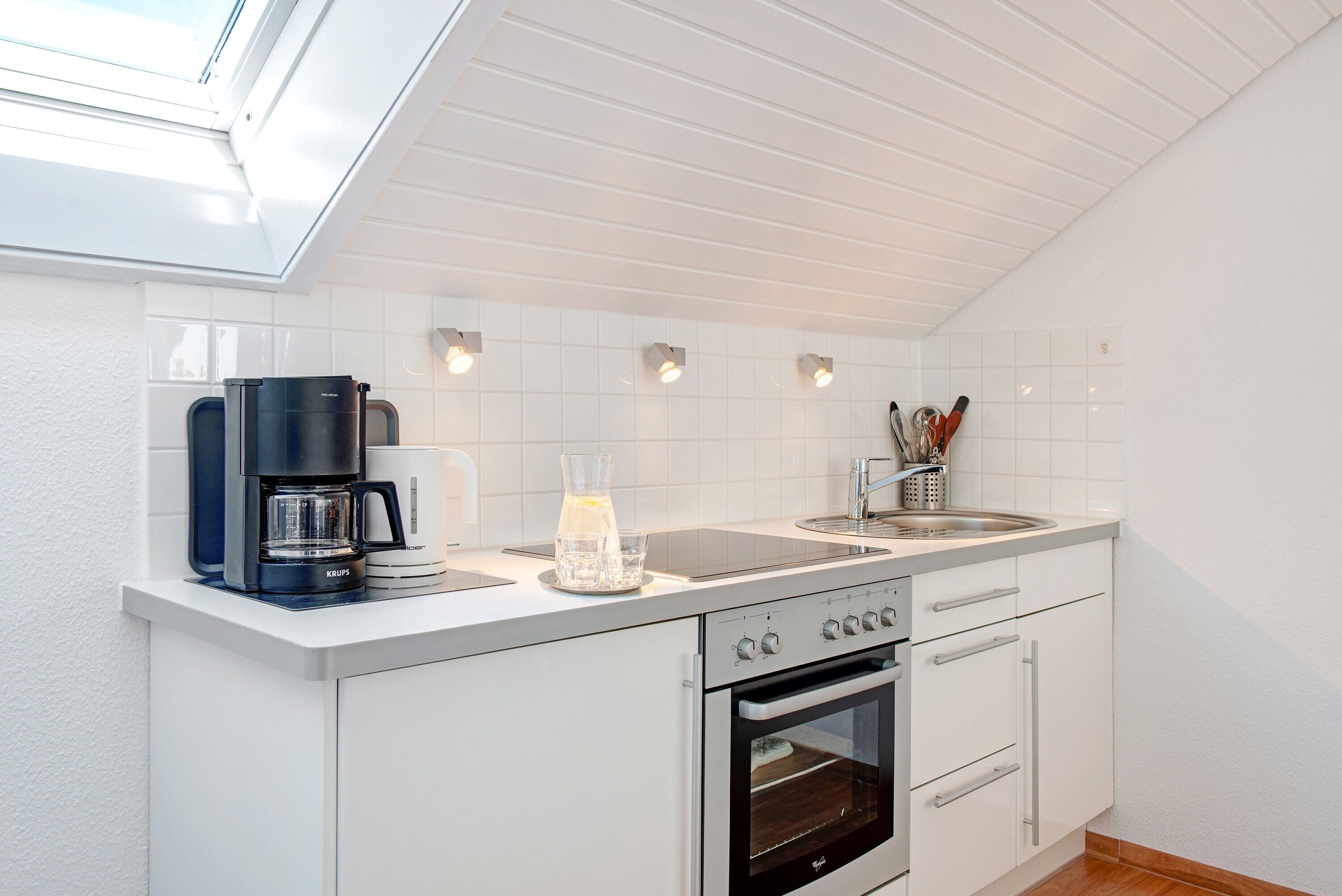 Een koelkast, een oven, een kookplaat, een koffiezetapparaat/waterkoker