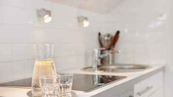 Een koelkast, een oven, een kookplaat, een koffiezetapparaat/waterkoker