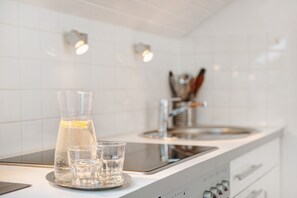 Een koelkast, een oven, een kookplaat, een koffiezetapparaat/waterkoker