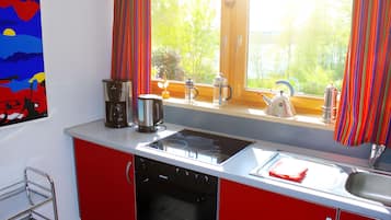 Kühlschrank, Ofen, Herdplatte, Wasserkocher mit Kaffee-/Teezubehör