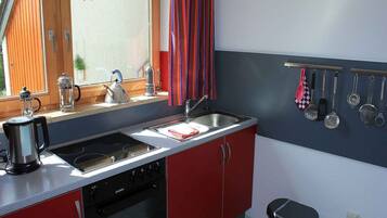 Fridge, oven, stovetop, coffee/tea maker