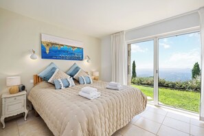 5 bedrooms, in-room safe, desk, iron/ironing board - Villa La Genestière - family oasis and golfer's dream with infinity pool (Seillans)