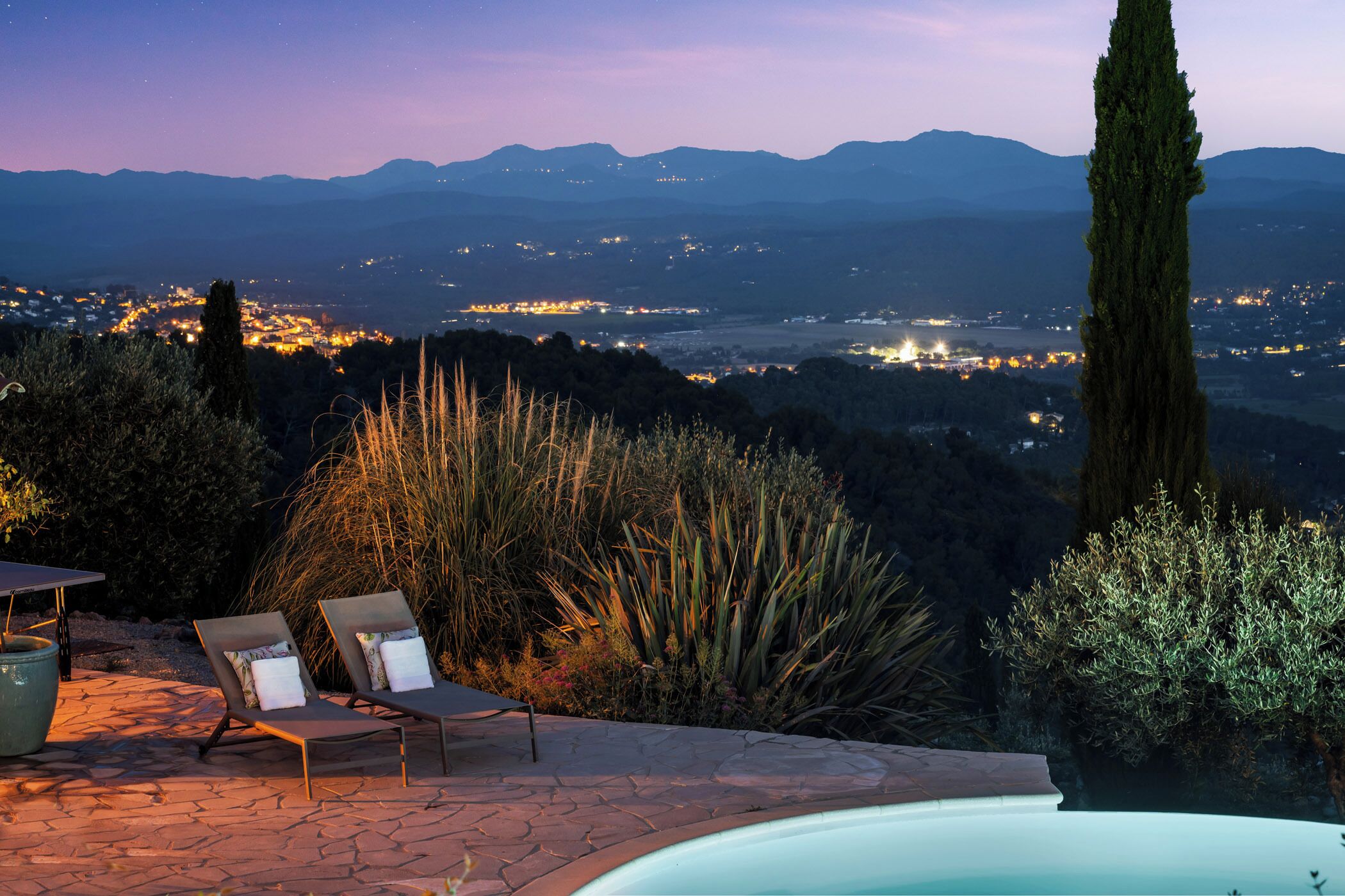 Utomhuspool och uppvärmd pool