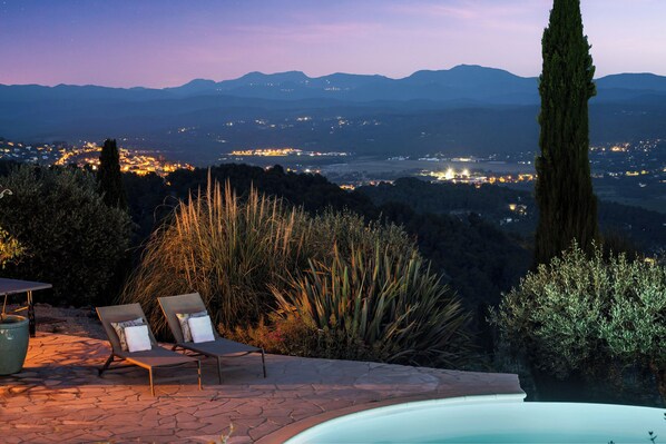 Outdoor pool, a heated pool - Villa La Genestière - family oasis and golfer's dream with infinity pool (Seillans)