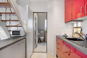 Frigorífico, microondas, placa de cocina y cafetera o tetera