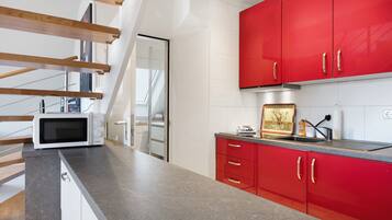 Kylskåp, mikrovågsugn, spishäll och kaffe- och tebryggare