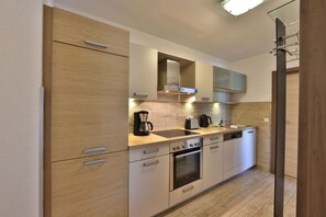 ثلاجة، فرن، موقد طهي مسطح، غسا�لة أطباق