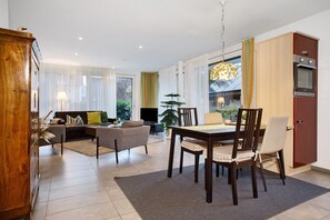 Dining - Apartment 'Ins Grüne, 89qm' with Private Terrace, Private Garden and Wi-Fi (Langenargen)