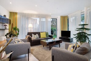 TV, stereo - Apartment 'Ins Grüne, 89qm' with Private Terrace, Private Garden and Wi-Fi (Langenargen)