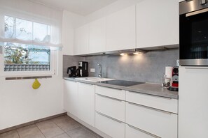 Jääkaappi, mikroaaltouuni, uuni, liesi