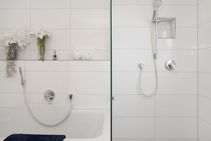 Dusche, Haartrockner, Handtücher
