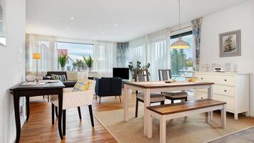 Een televisie en een stereo