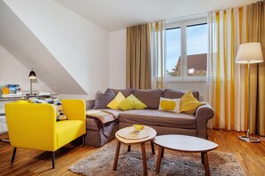 TV, stereo - Apartment 'Ins Gelbe, 50qm' with Balcony and Wi-Fi (Langenargen)